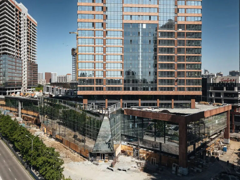 В Екатеринбурге продолжается строительство торговой галереи в МФК Revolution Towers